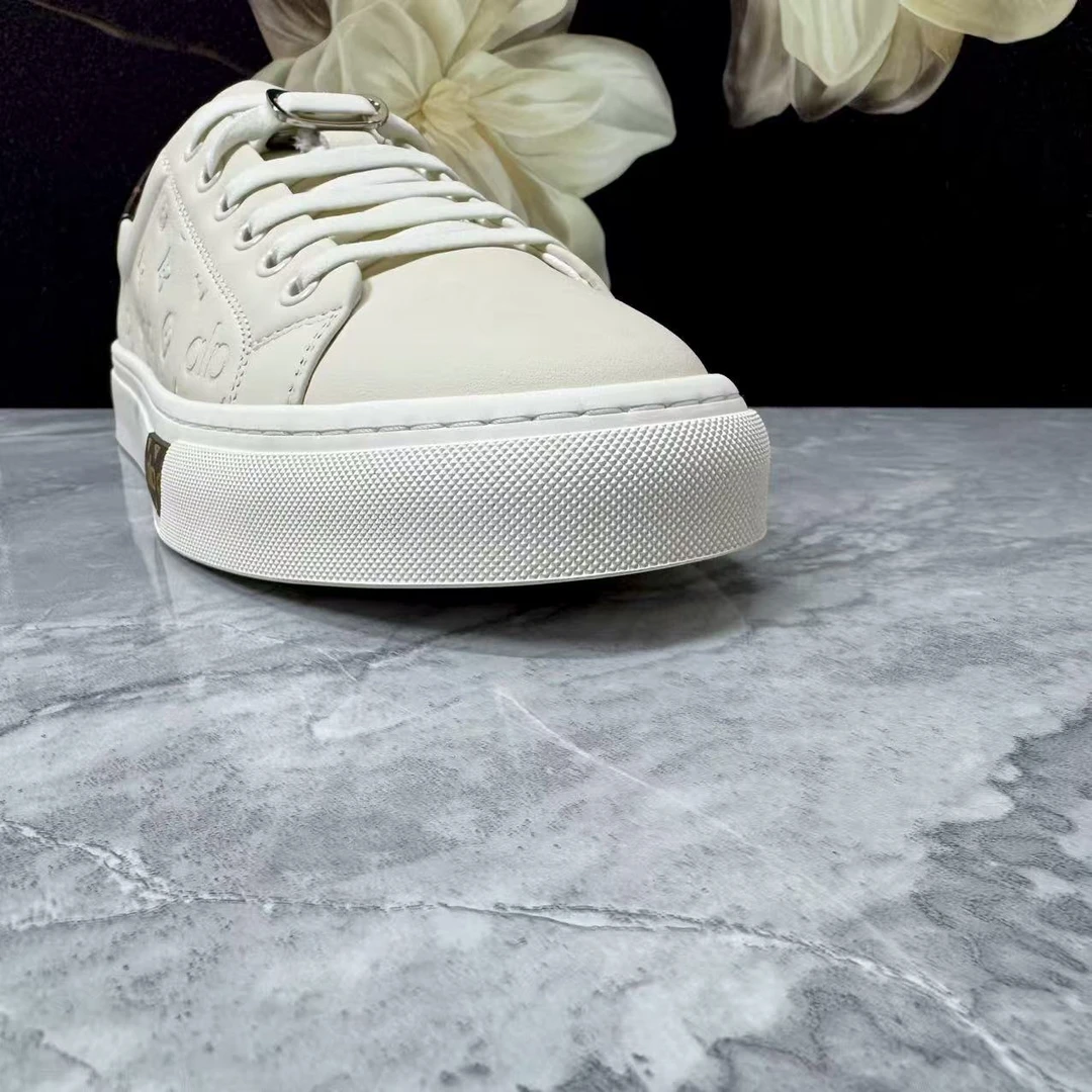 2025头层牛皮小白鞋黑白两色时尚百搭款男款休闲商务平跟压花设计