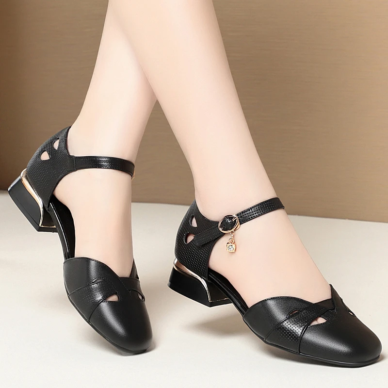 包头凉鞋女粗跟低跟夏季真皮中空女鞋时尚舒适大码防滑软底妈妈鞋