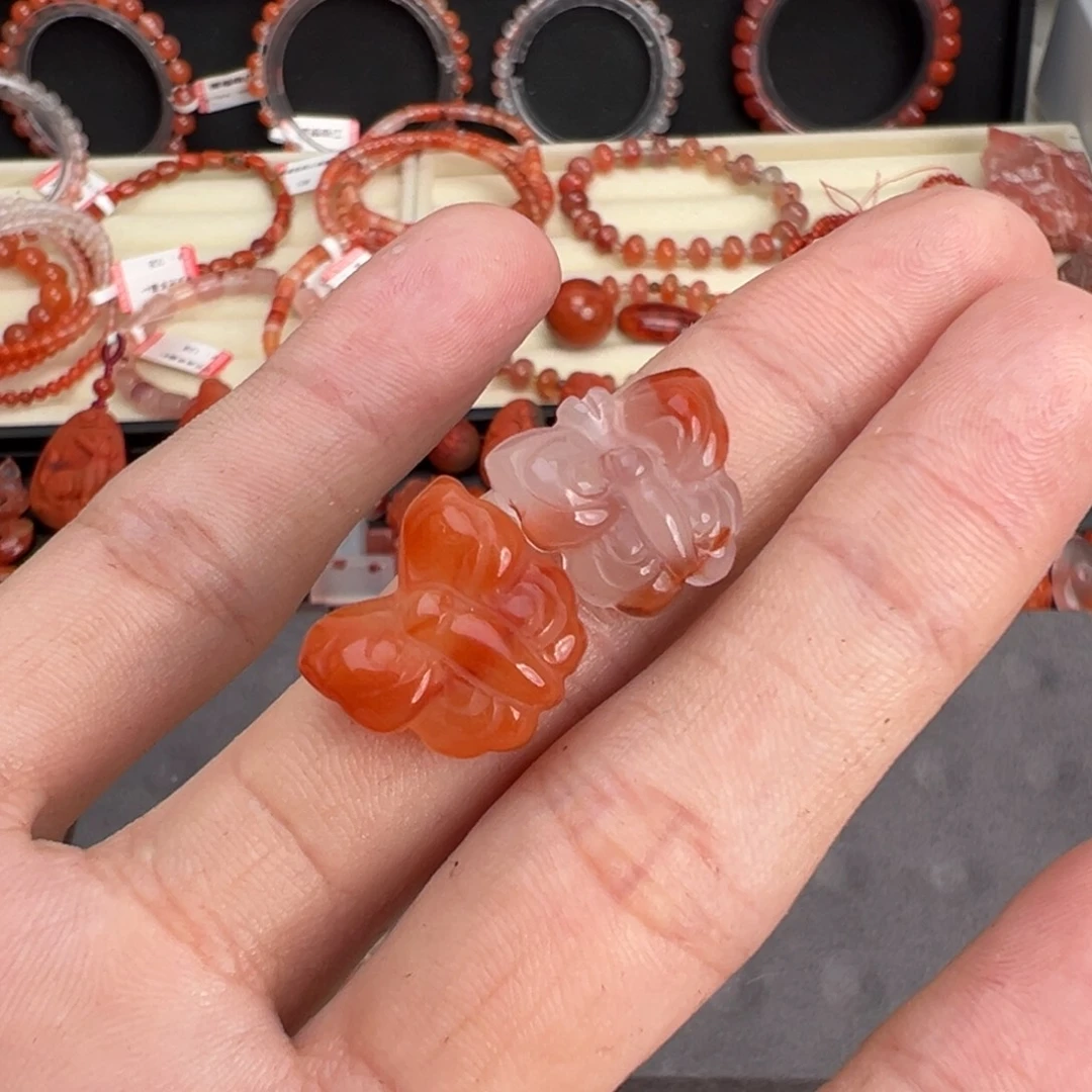 春****南红玛瑙未镶嵌颈饰蝴蝶