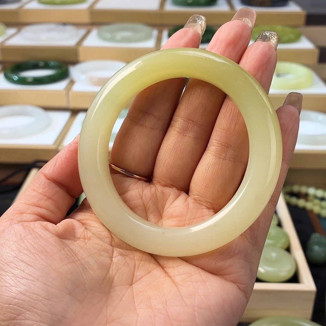 华***姐和田玉未镶嵌手镯