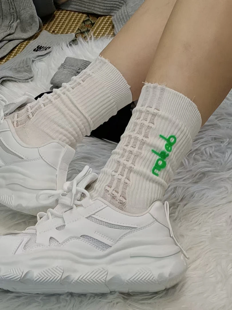 早春灰色女袜两侧镂空破洞字母袜薄棉中筒极简风运动凤 百搭款袜