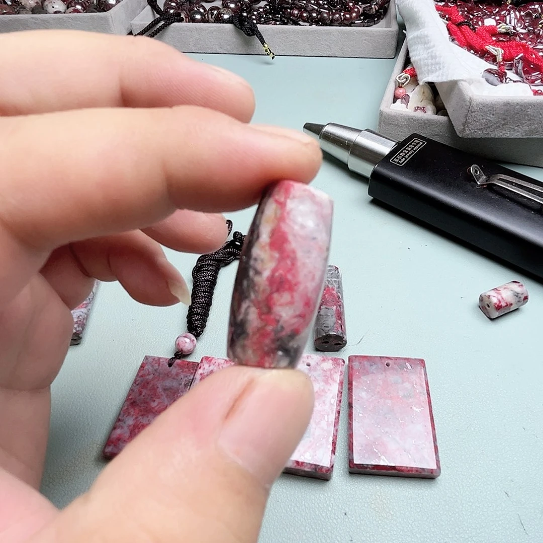 粗砂天然朱砂辰石吊坠