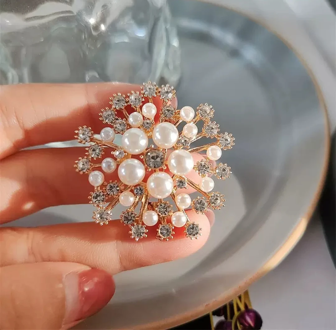 铜合金仿珍珠胸针 白色雪花胸针高定优雅胸花 F1-060