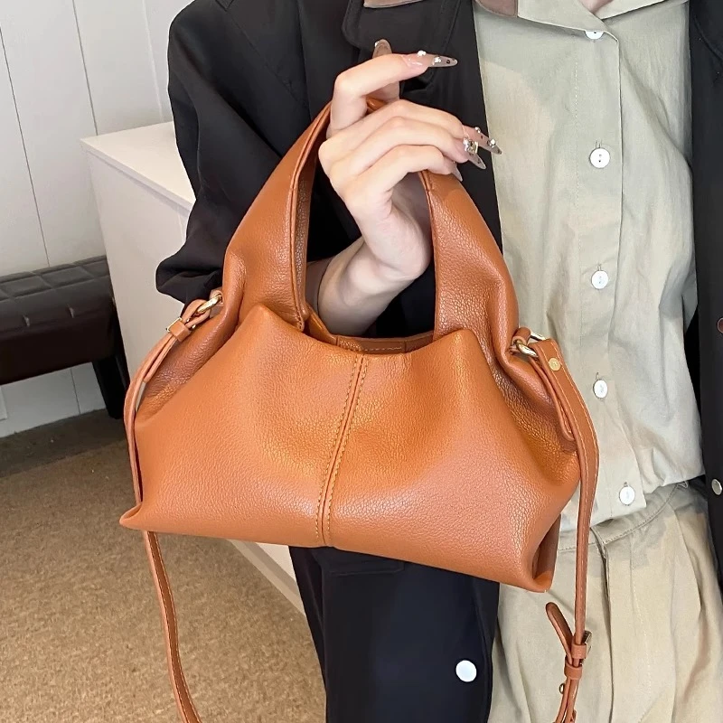 秋冬季复古小包包女2025新款时尚百搭斜挎包高级感超火手提饺子包