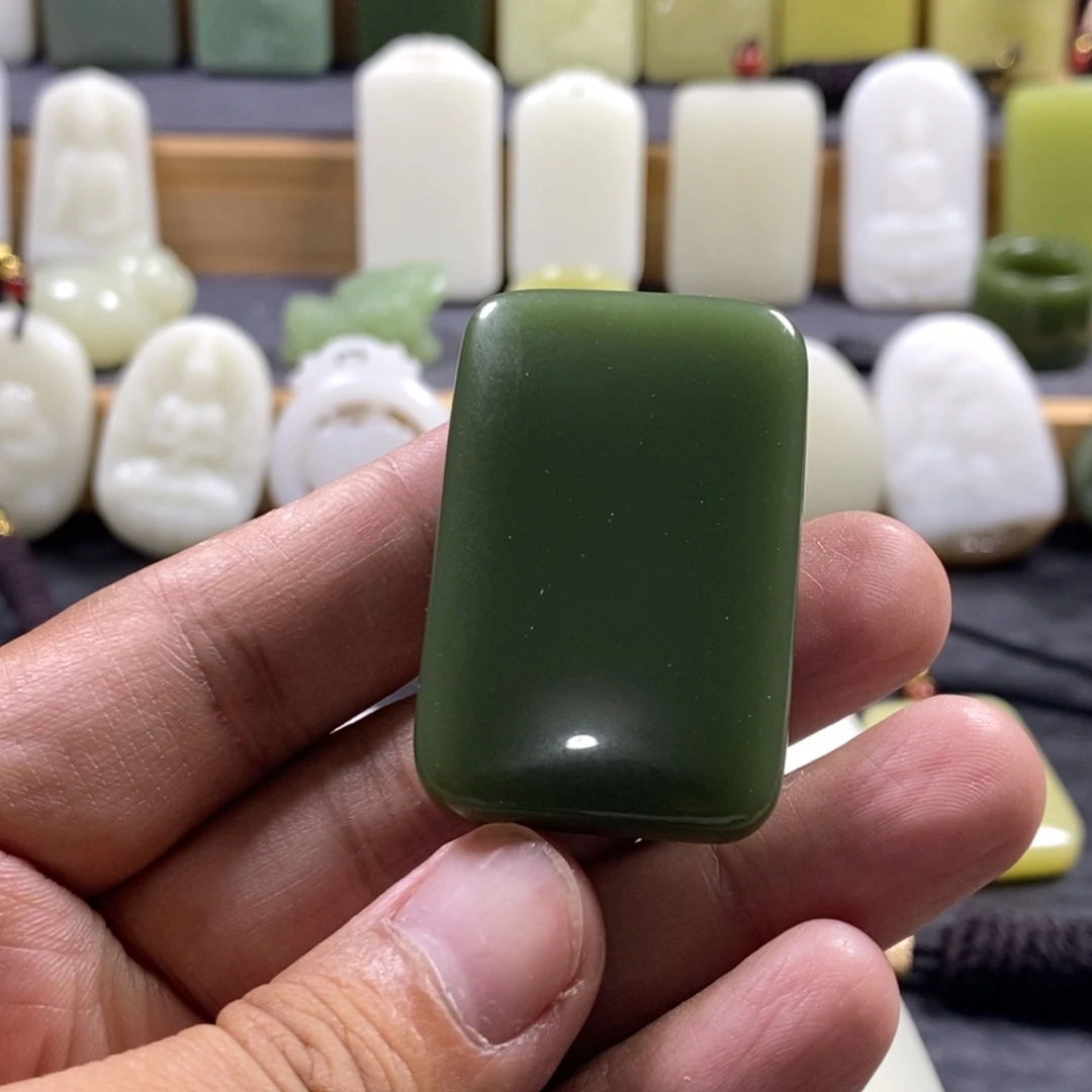 和田玉未镶嵌吊坠(赠链)