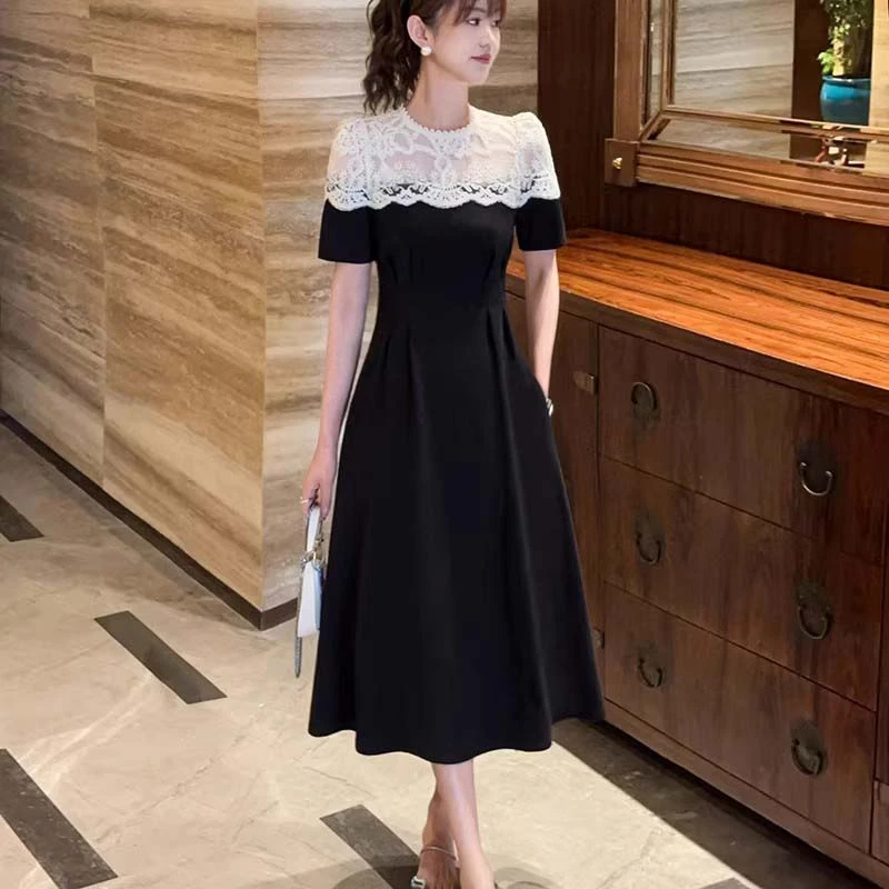 2025夏季新款高级感气质蕾丝拼接小黑裙遮肚显瘦A字连衣裙女D2182