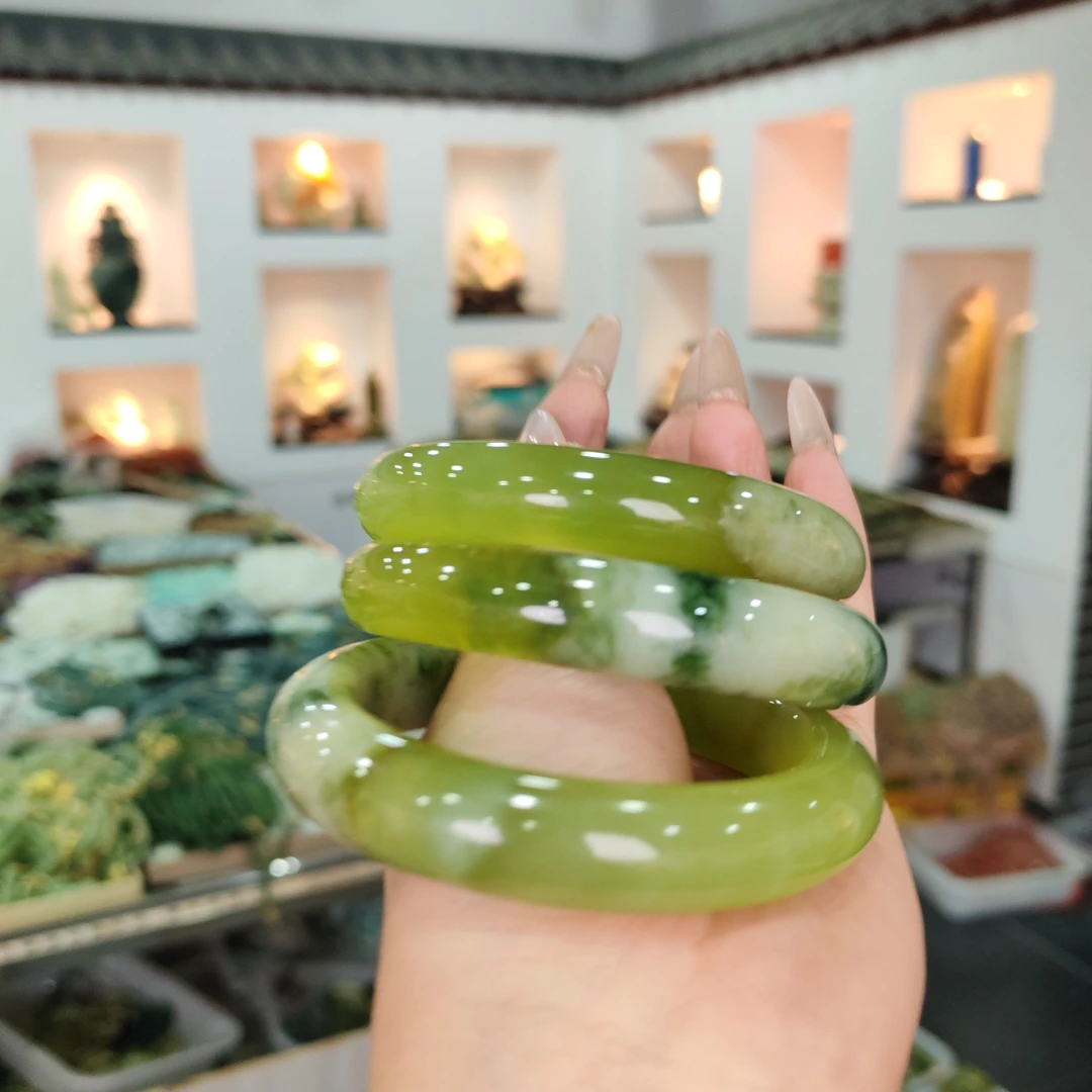 岫玉上品精美云裳手镯（随机发货，其中一个）