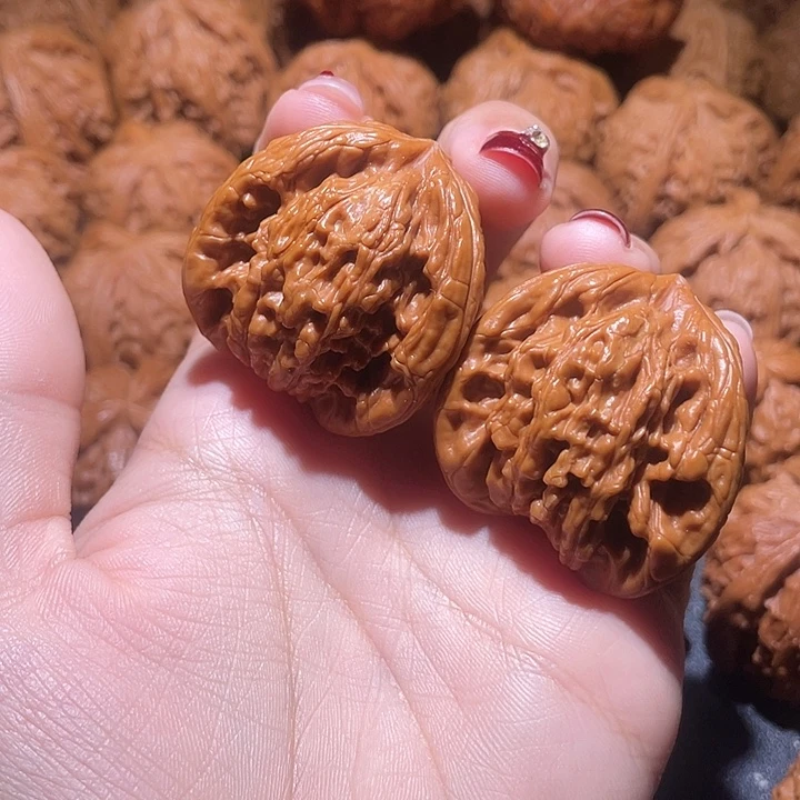 詹***得桃核吊坠虎头三棱虎头