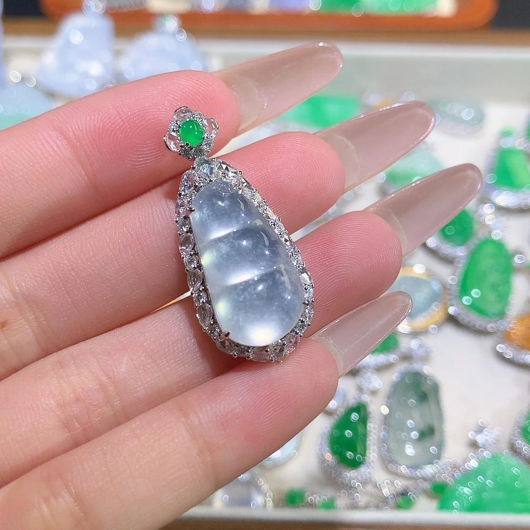 翡翠18K金镶嵌颈饰玻璃种豆子吊坠