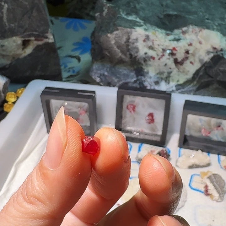 乐****天然辰砂天然朱砂原矿石单晶