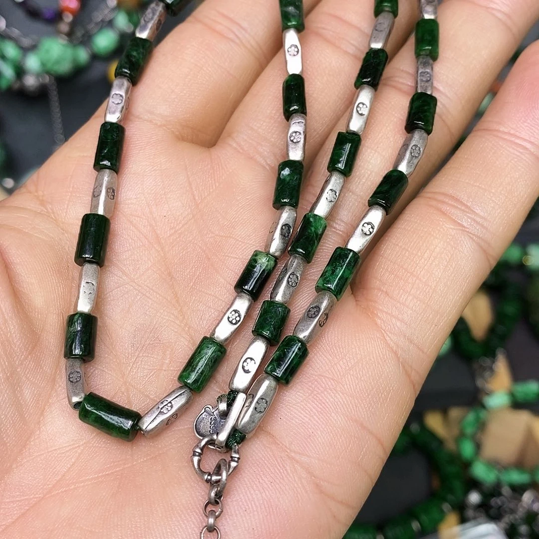 颈饰未镶嵌翡翠漂亮美眉