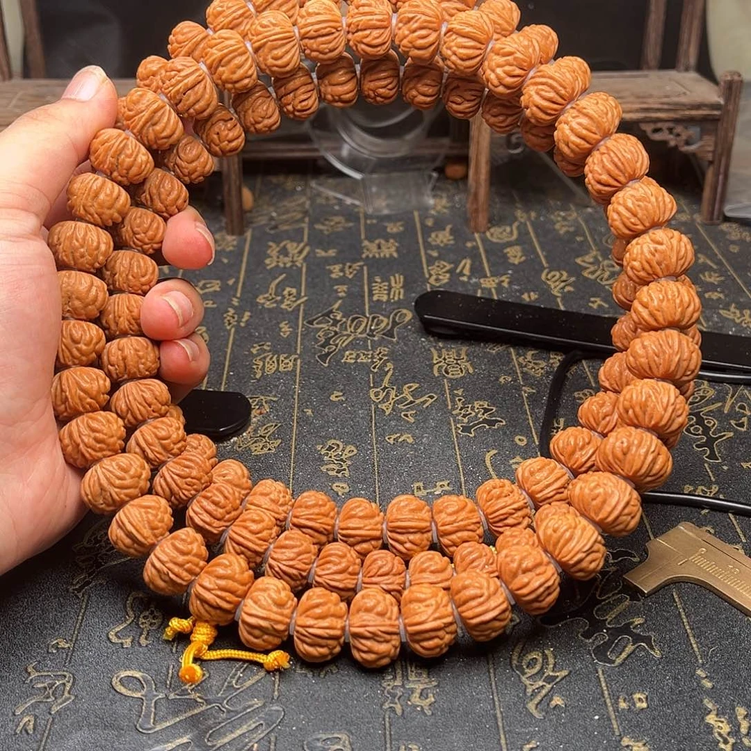 桃核吊坠桃和手持