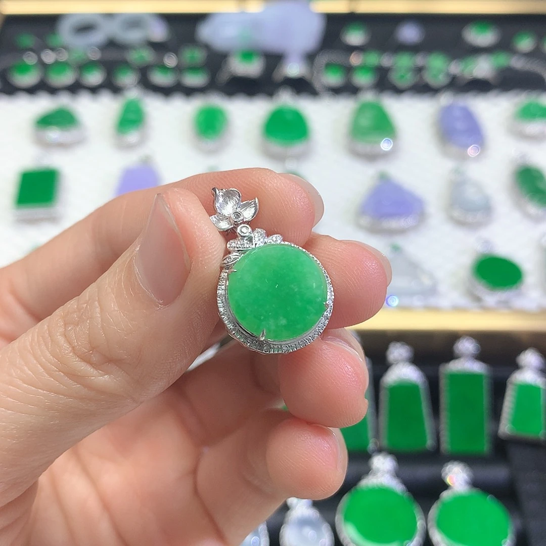 颈饰18K金镶嵌翡翠吊坠