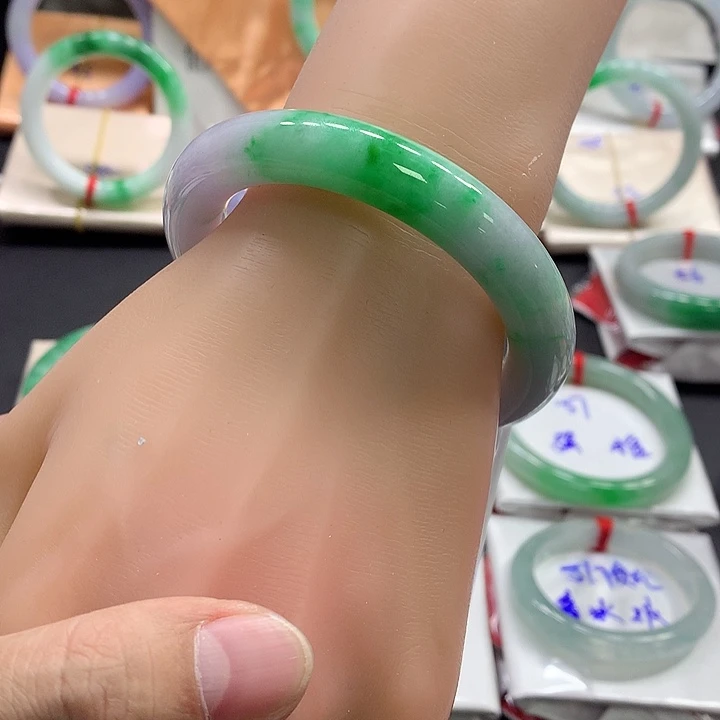 翡翠手镯未镶嵌翡翠