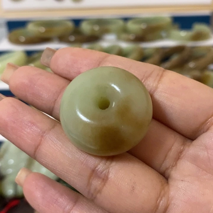 和田玉颈饰未镶嵌小****?