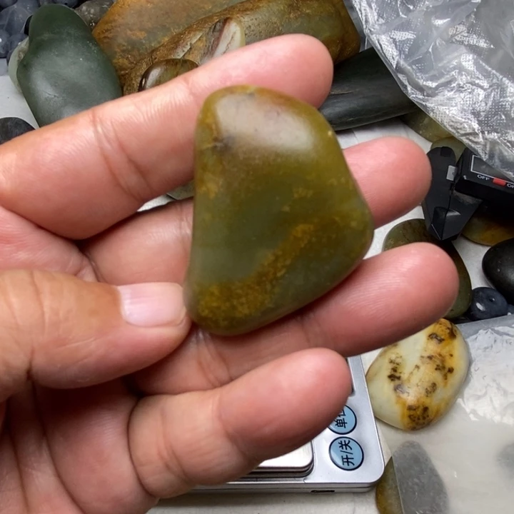 颈饰未镶嵌和田玉（糖玉）