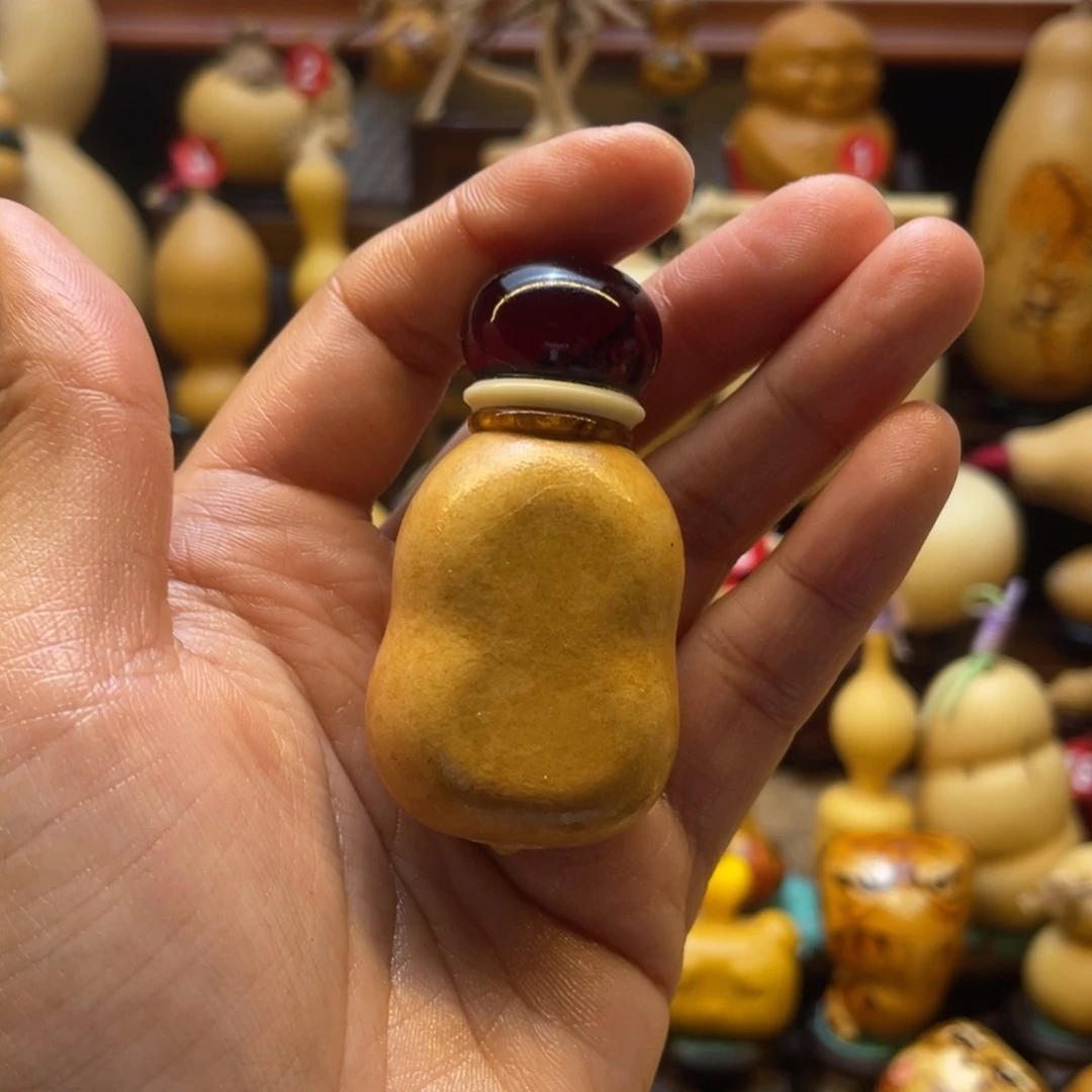 静*葫芦等多种颜色的花鸟图案组成