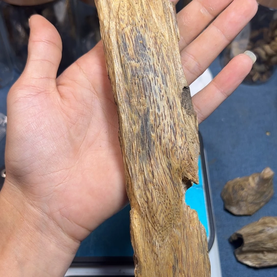 沉香碎屑沉香乌身吊通料66克