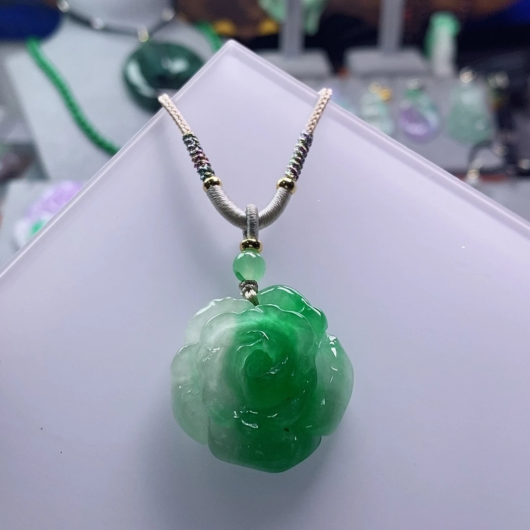 翡翠未镶嵌吊坠(赠链)