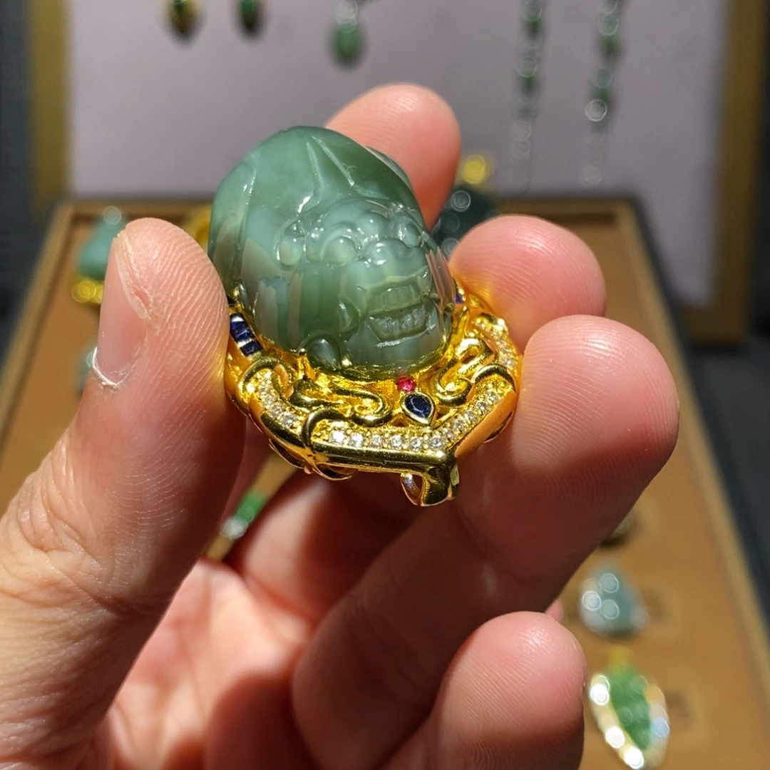 颈饰未镶嵌和田玉（碧玉）゛****?