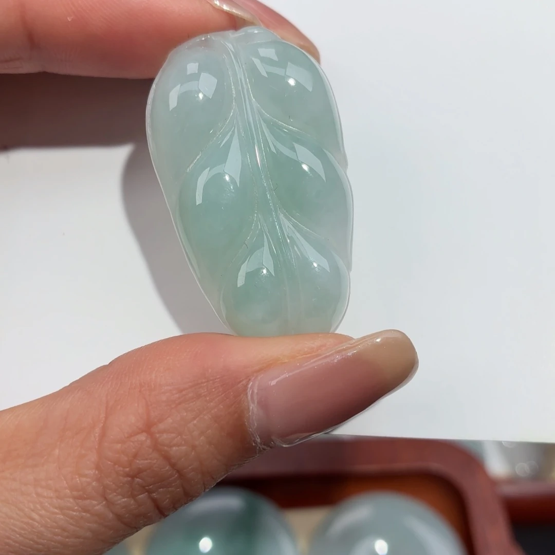 翡翠未镶嵌颈饰叶子吊坠