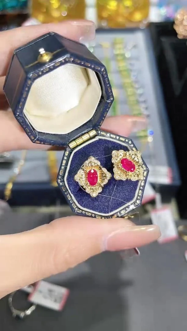 18K金镶嵌天然红宝石耳饰耳钉