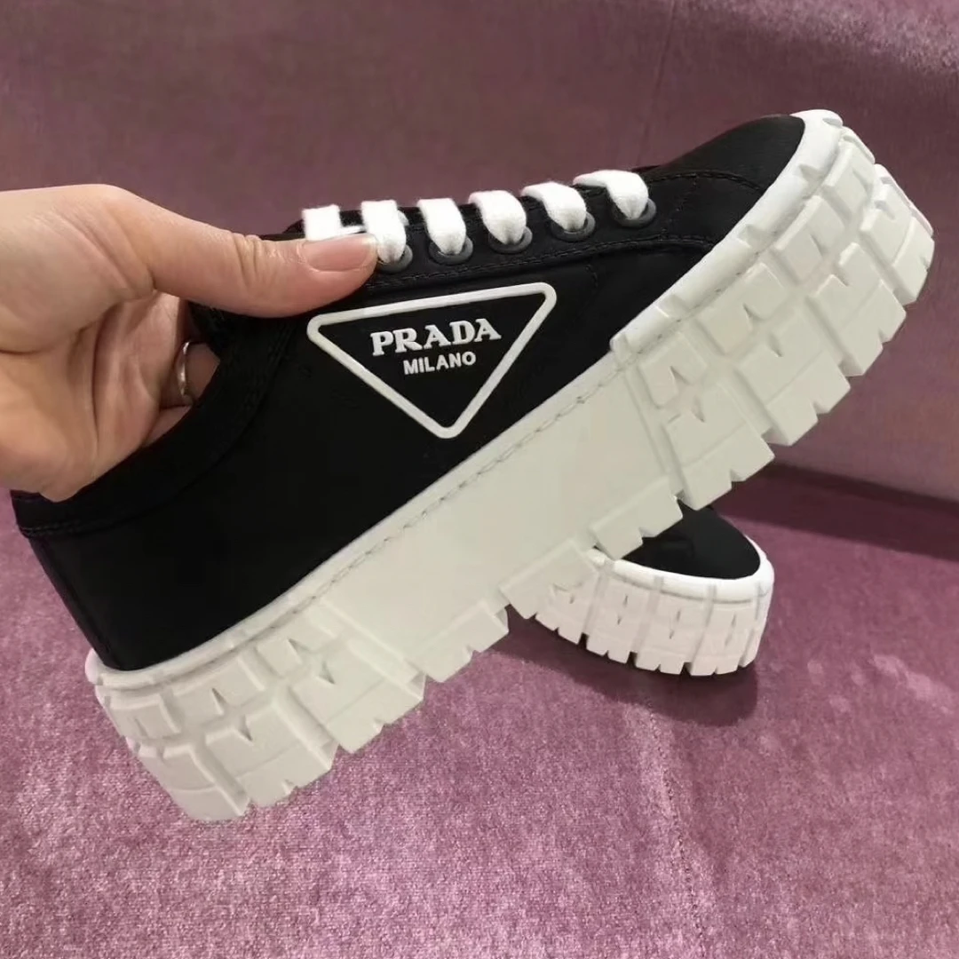 99新 AMIPARIS 99新Prada普拉达徽标厚底板鞋38码4562