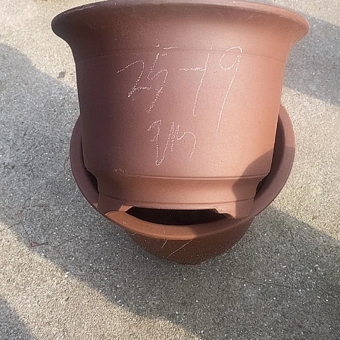 中国宜兴紫砂花盆，