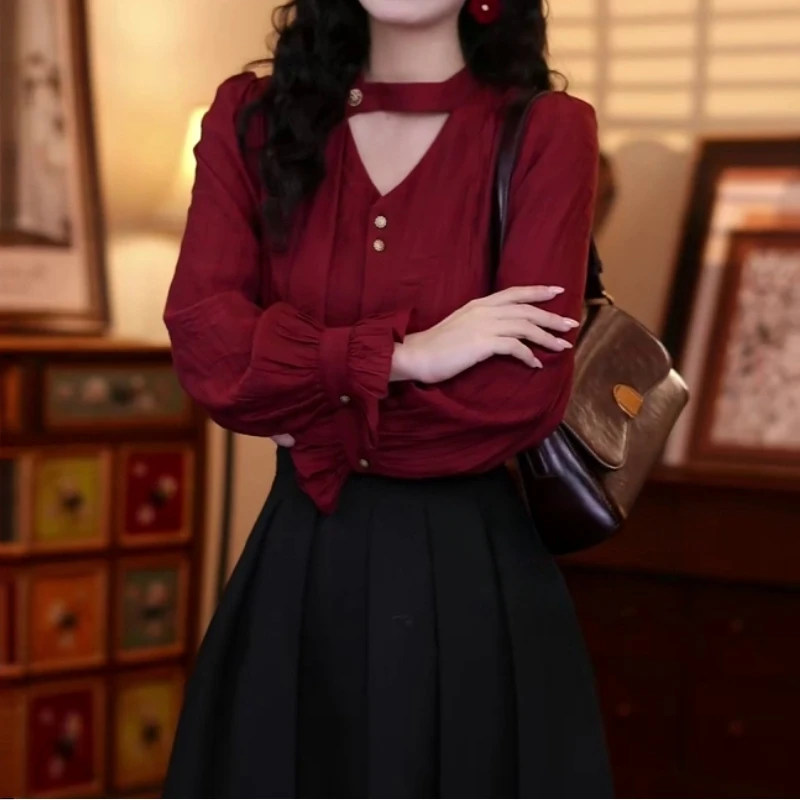 港风复古红色名媛气质长袖v领衬衫2025洋气减龄遮肉显瘦百搭上衣