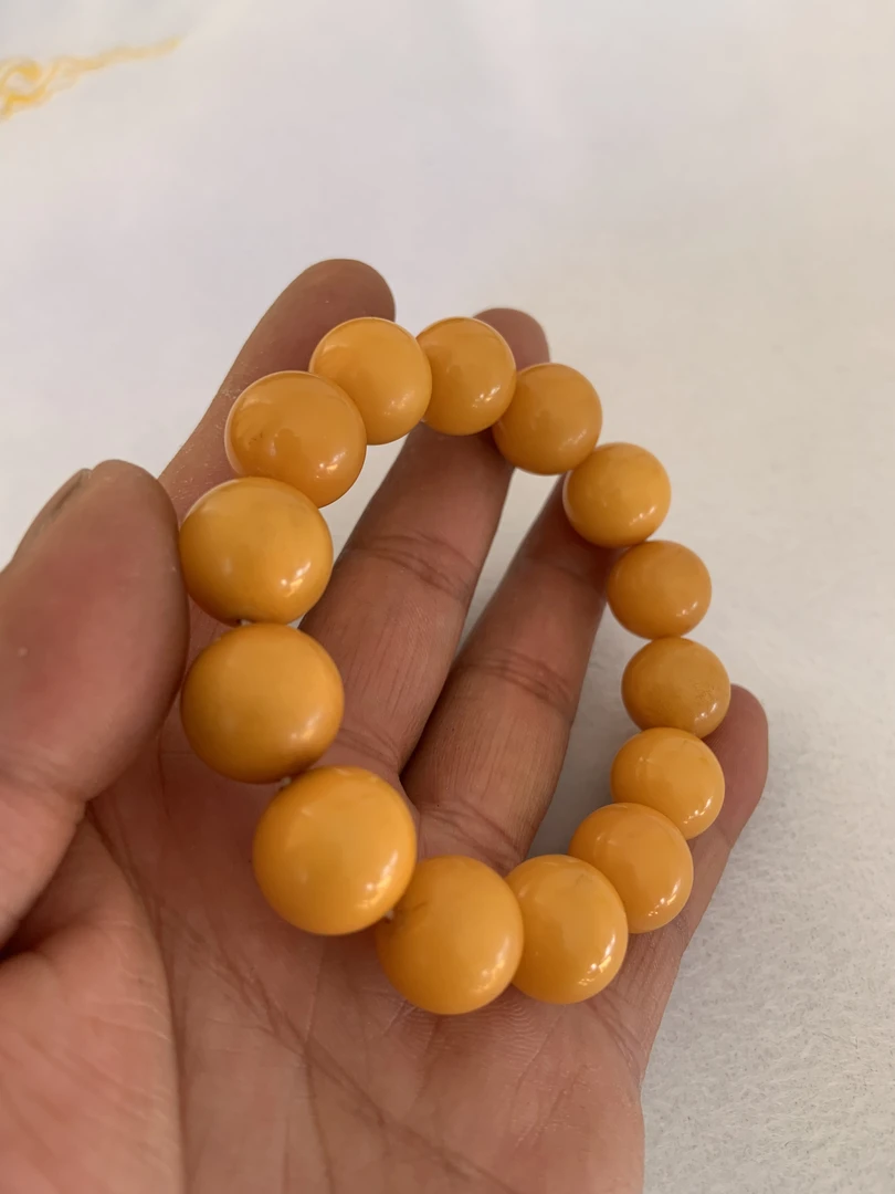 欧洲回流蜜蜡直径13毫米手里