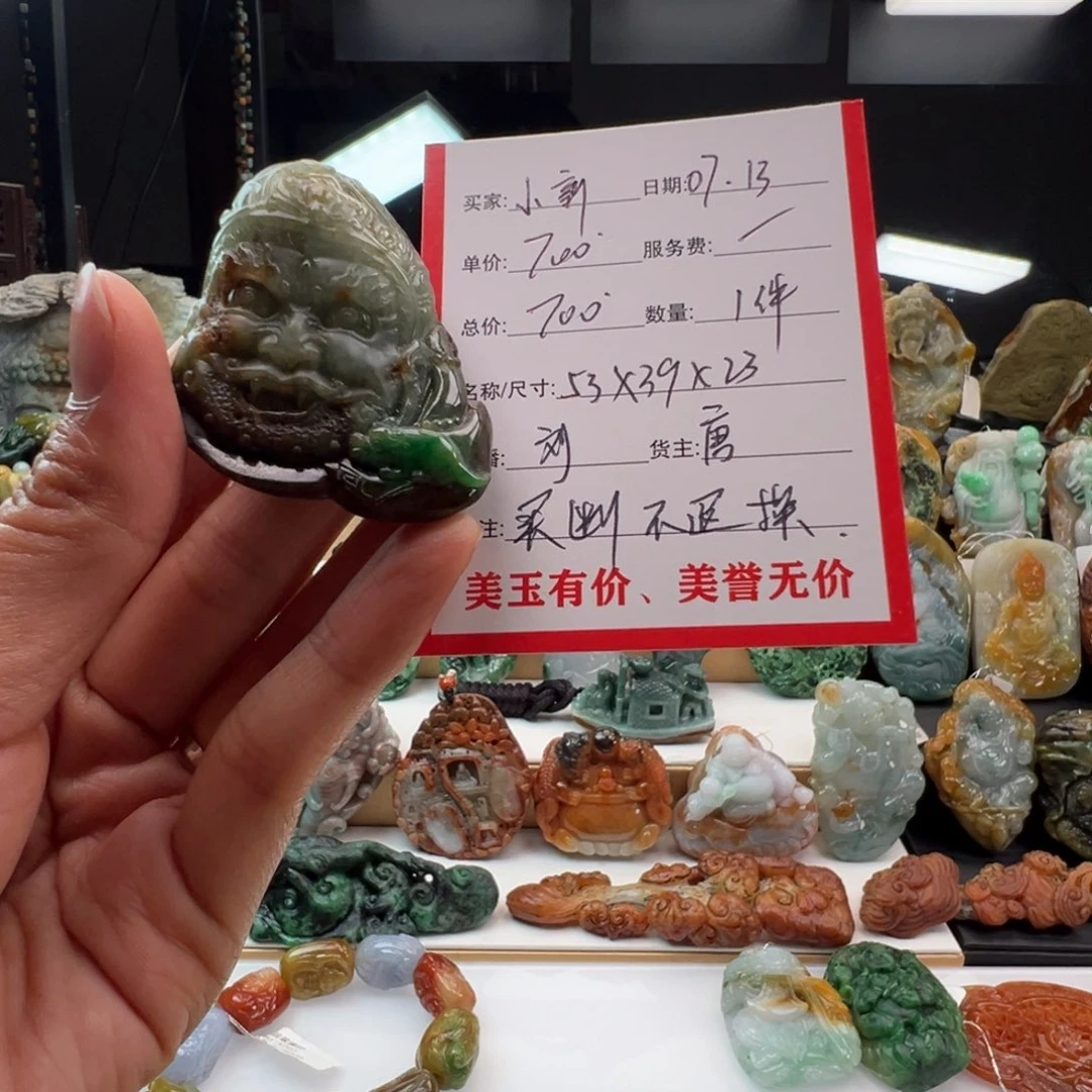 翡翠未镶嵌颈饰小*。