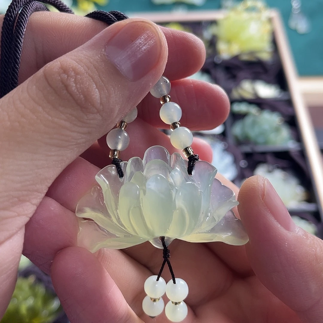 慕***子蛇纹石玉未镶嵌颈饰