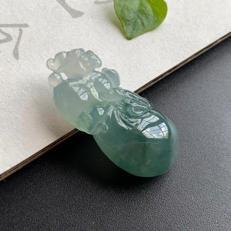 天然缅甸翡翠钱袋子气质雕刻精雕飘绿