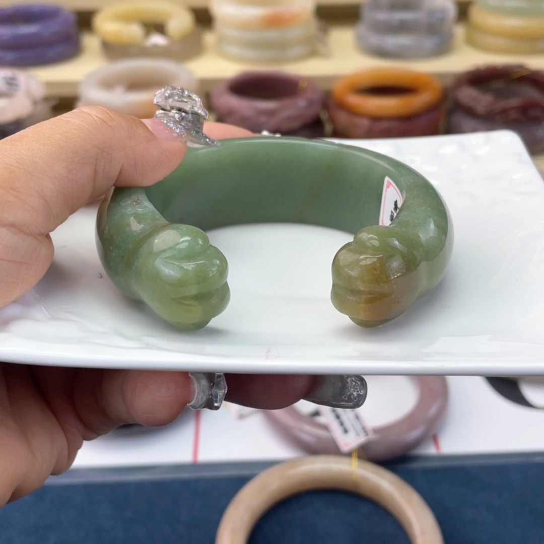 皮***飞未镶嵌手镯石英岩玉