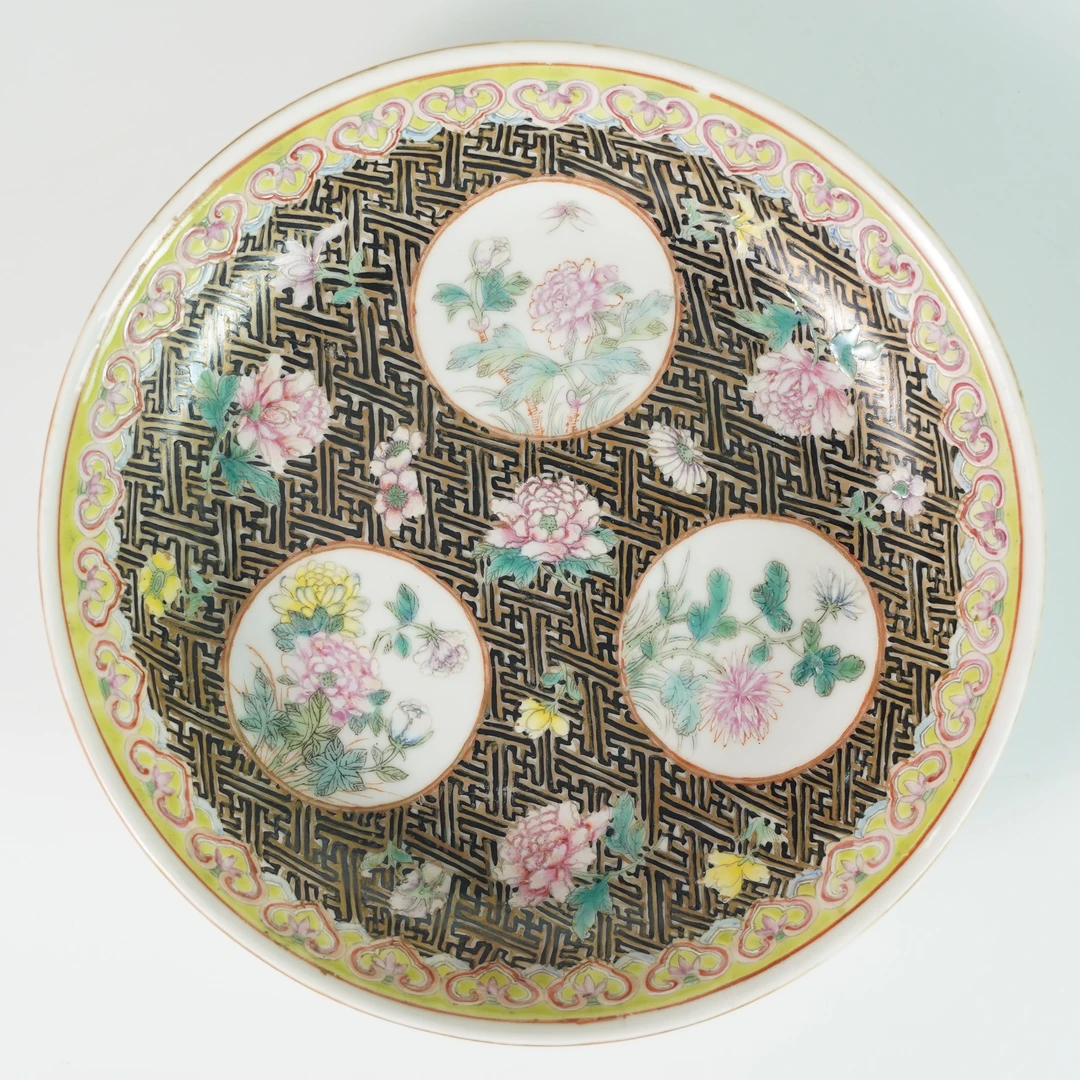 LGG250825003【十竹斋】晚清民国墨地金彩锦上添花粉彩赏盘