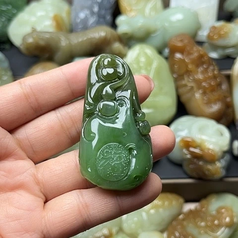 颈饰未镶嵌和田玉岁**流