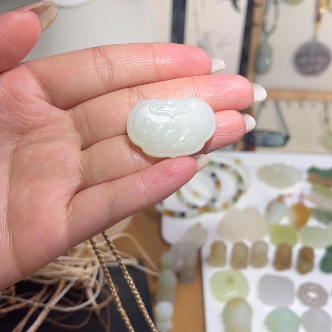 吸****和田玉未镶嵌颈饰