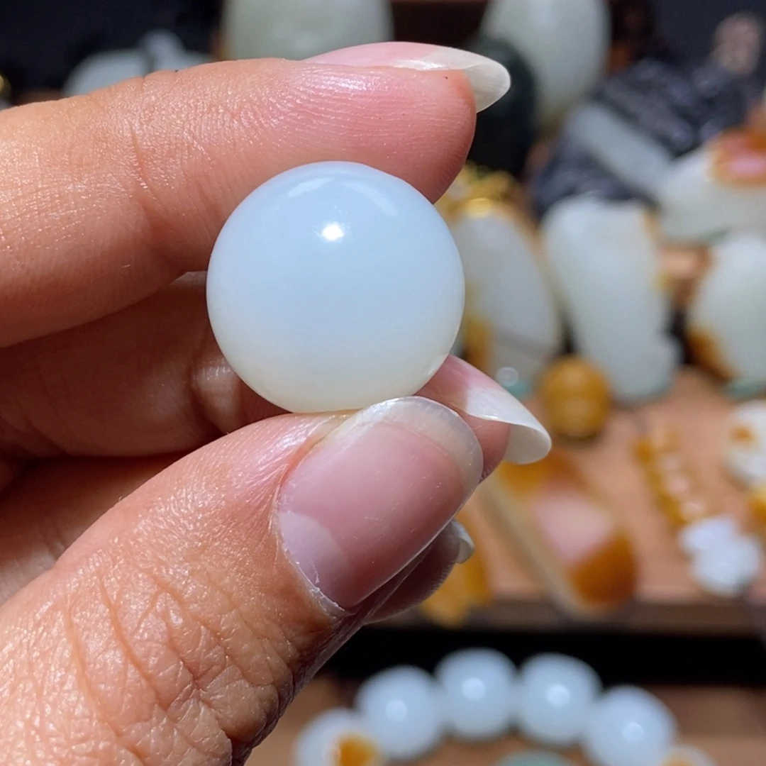 王***铁和田玉未镶嵌颈饰