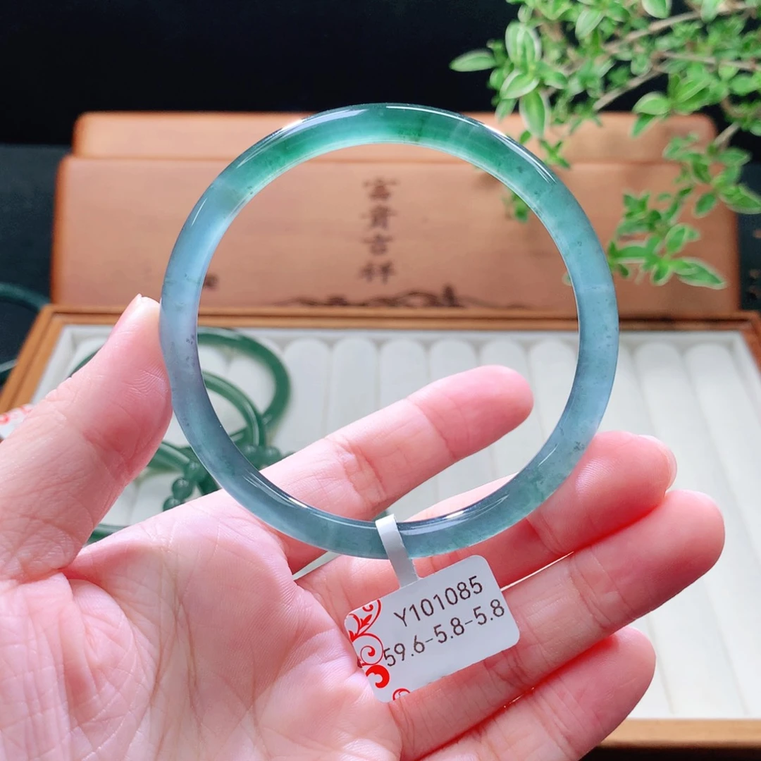 未镶嵌手镯（圆镯）翡翠