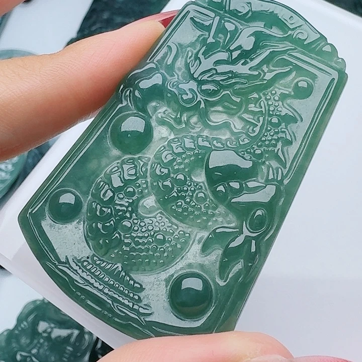 翡翠未镶嵌颈饰多样性发其一