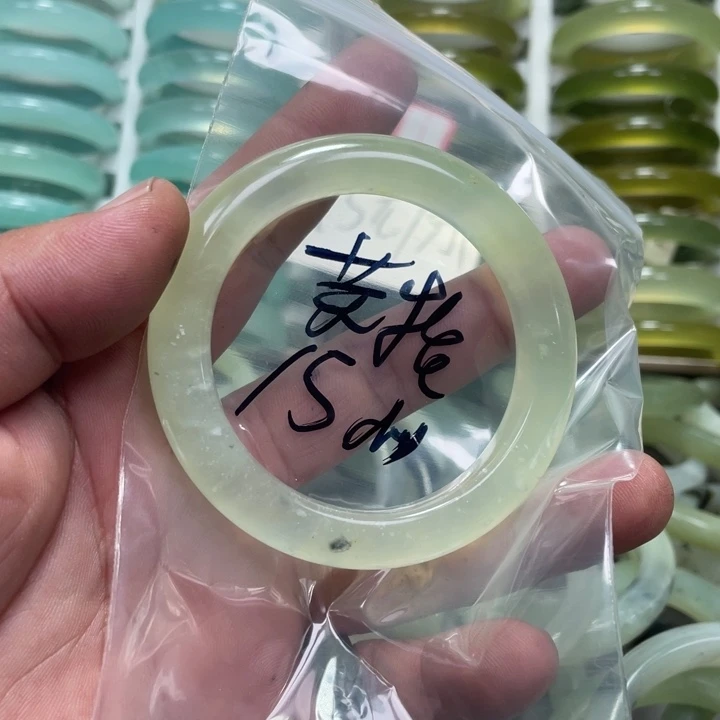 芙***r未镶嵌蛇纹石玉手镯
