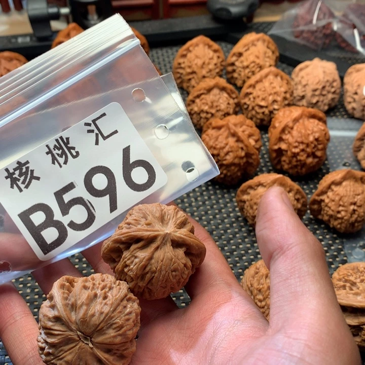 元***。文玩核桃吊坠黑马