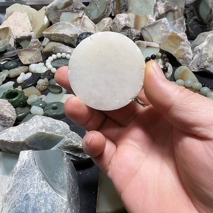 和田玉（糖玉）未镶嵌把件