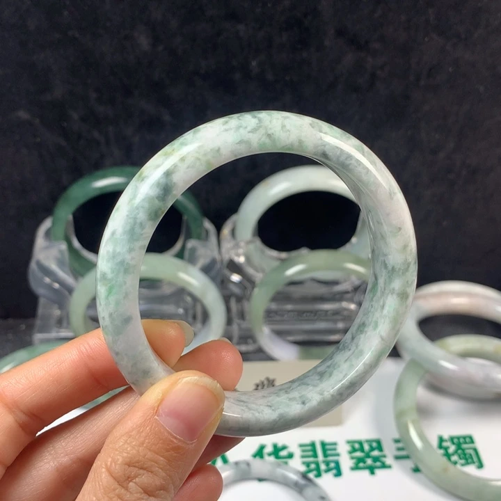 翡翠未镶嵌手镯30号。 58.8圈