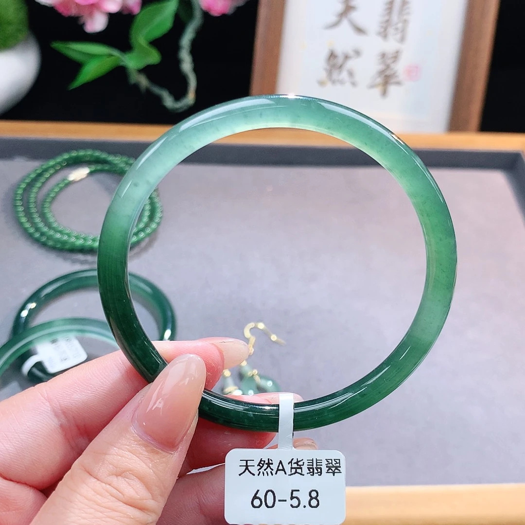 未镶嵌手镯（圆镯）翡翠