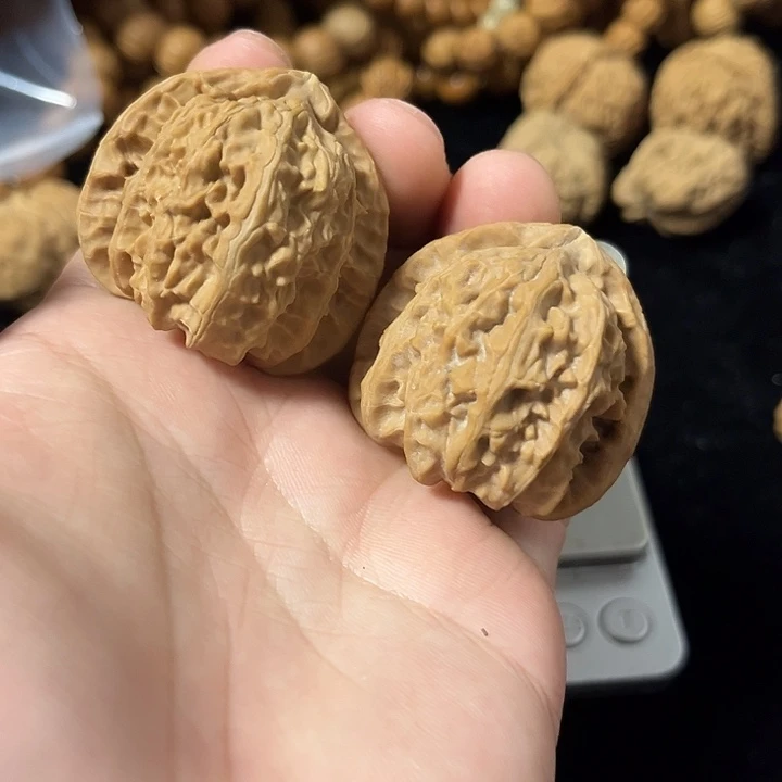 把件文玩核桃39左右微瑕白狮子，编号0026