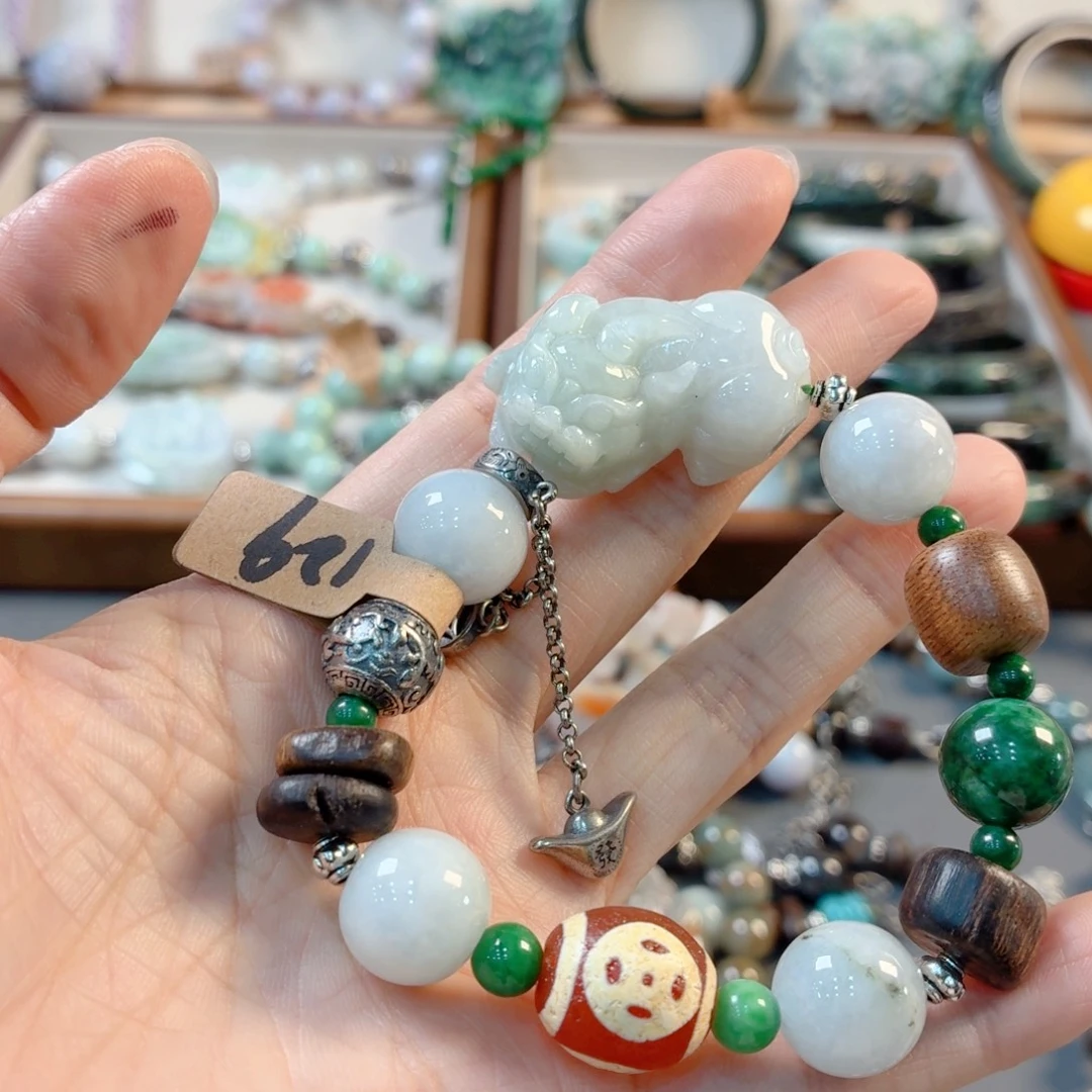 晓***姐翡翠未镶嵌颈饰手串