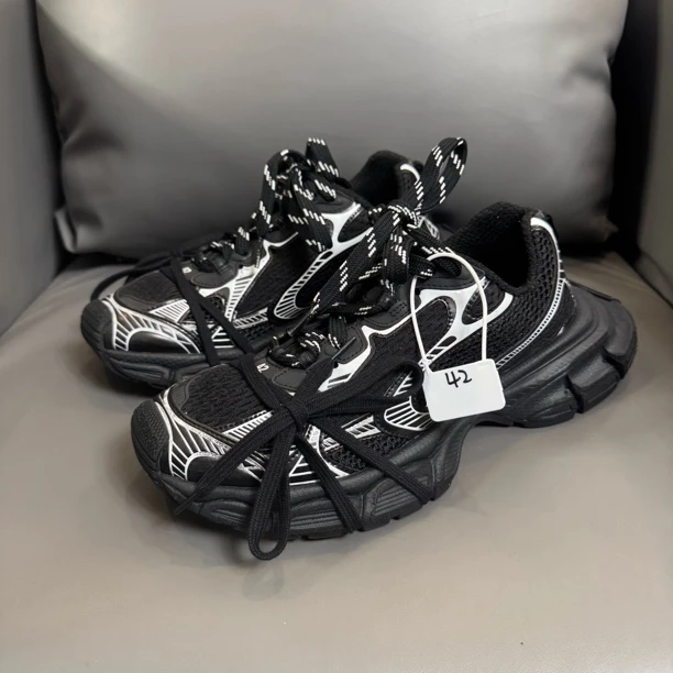 95新 Balenciaga/巴黎世家 42码/8码 3XL 黑白 无盒 仅穿两次奢鞋