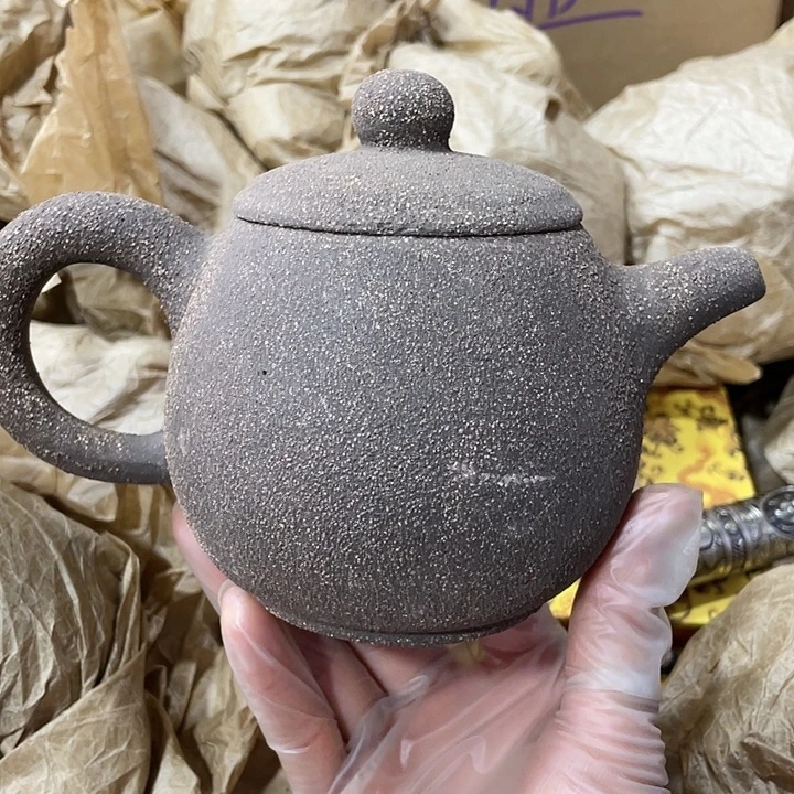 紫砂茶壶原矿料，手工制作的一把紫砂壶。