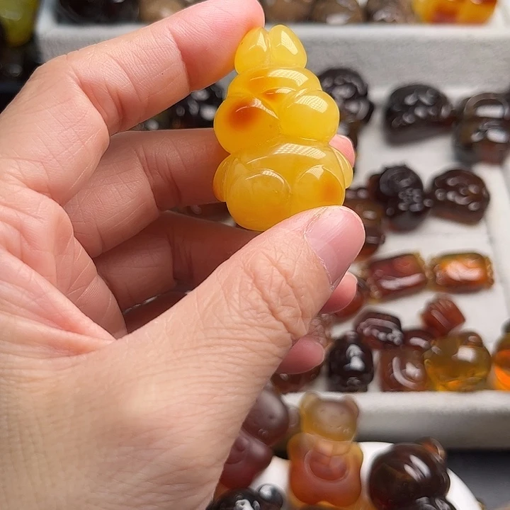 琥珀未镶嵌颈饰兔子
